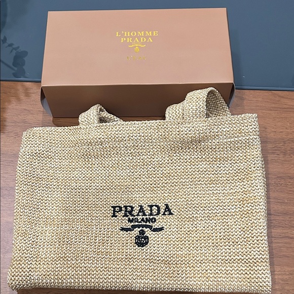 Prada - Picture 5 of 5